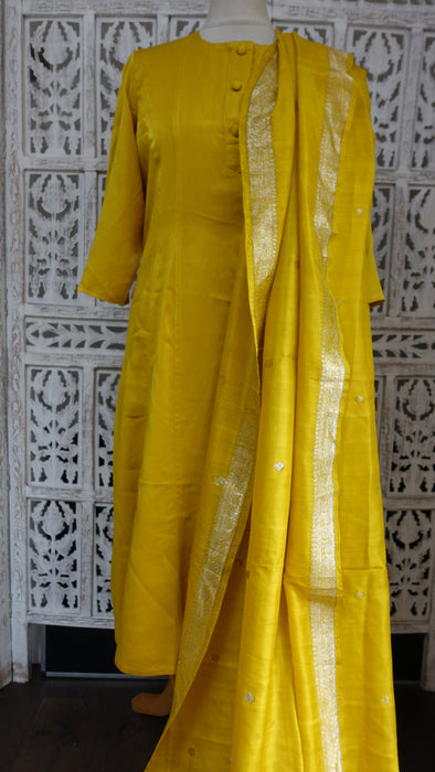 Ochre Salwar Kameez With Banarsi Silk Dupatta - UK 18/EU 44 - Preloved