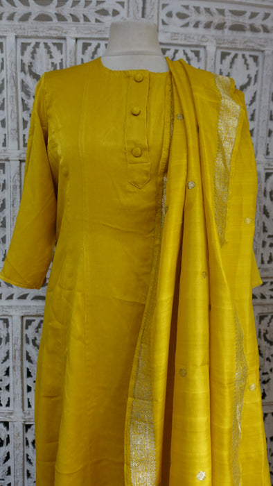 Ochre Salwar Kameez With Banarsi Silk Dupatta - UK 18/EU 44 - Preloved