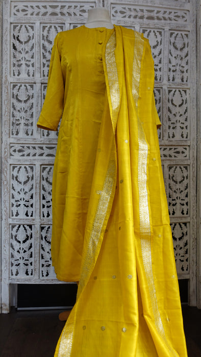 Ochre Salwar Kameez With Banarsi Silk Dupatta - UK 18/EU 44 - Preloved
