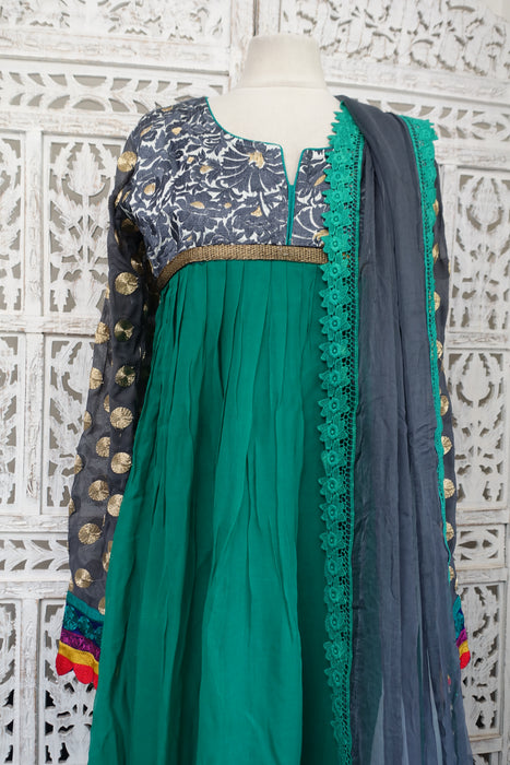 Green Chiffon Embroidered Frock Suit - UK 12 / EU 38 - Preloved