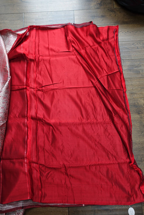 Red And Silver Zari Tanchoi Silk With Blouse Fabric - New