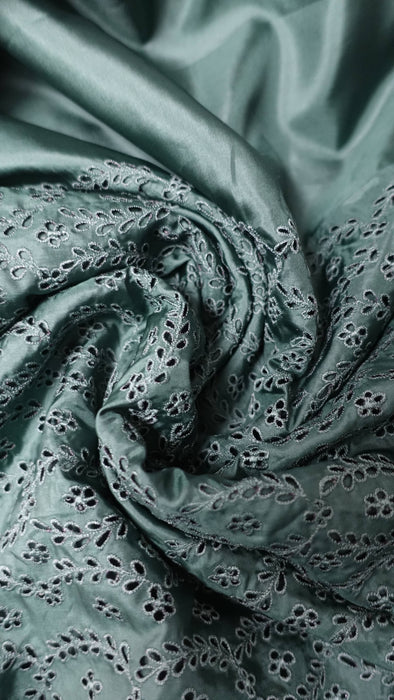 Forest Green Vintage Pure Silk Embroidered Cutwork Sari -Preloved