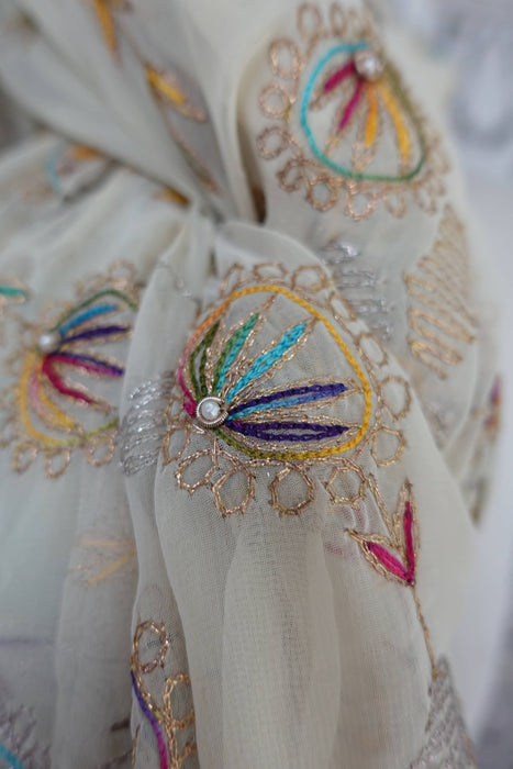 Off Cream Vintage Embroidered Dupatta - Preloved