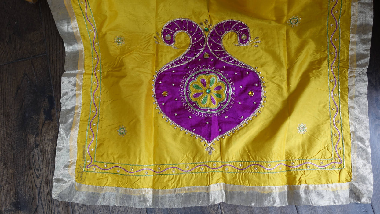 Bright yellow pure silk vintage dupatta – pattern detail