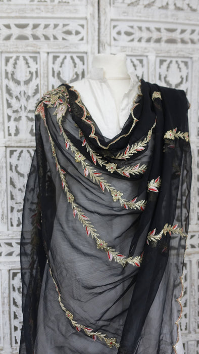 Black vintage embellished dupatta – border detail