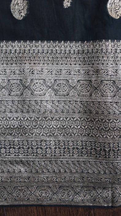 Dark green chiffon dupatta with woven gold thread – corner detail