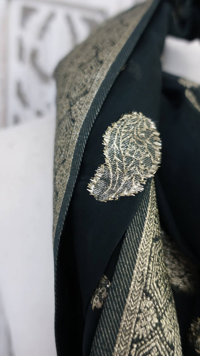 Dark green chiffon dupatta with woven gold thread – close-up of the embellishment