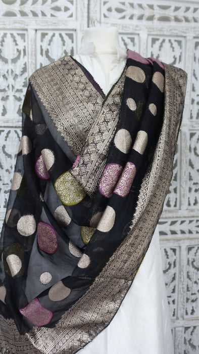 Black circular woven voile dupatta – border detail