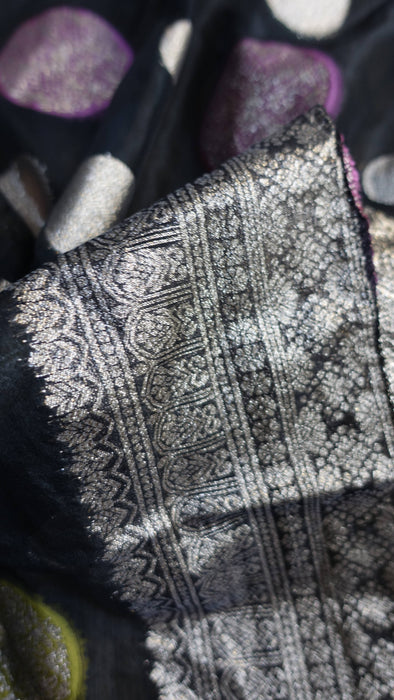 Black circular woven voile dupatta – border detail