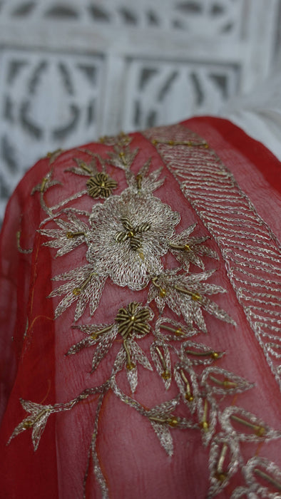Rusty red gold tilla vintage dupatta – close-up of the embellishment