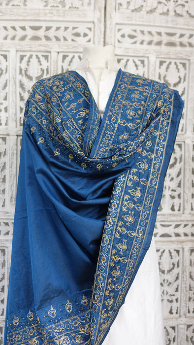 Blue embroidered vintage silk dupatta – close-up of the embellishment