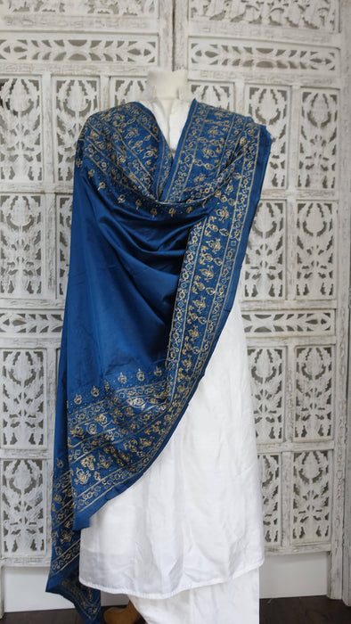 Blue embroidered vintage silk dupatta – close-up of the embellishment