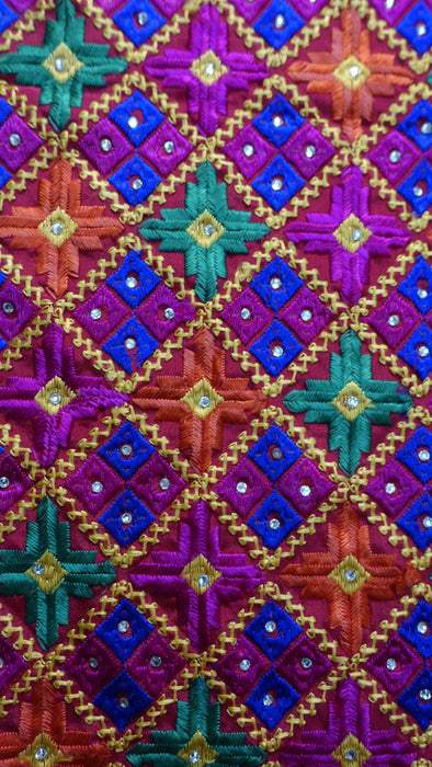 Phulkari dupatta with gold beaded edge trim – pattern detail