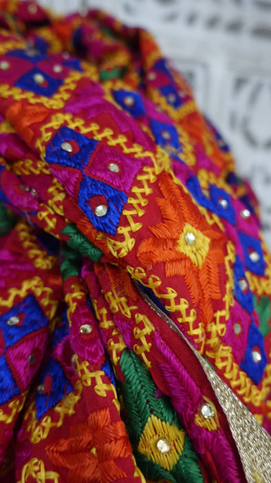 Phulkari dupatta with gold beaded edge trim – corner detail