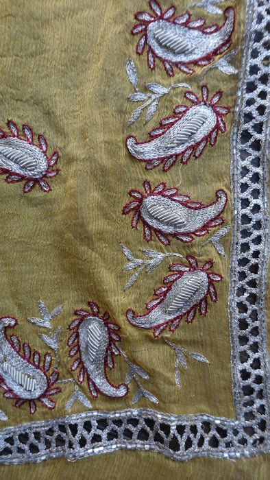 Yellow vintage paisley dupatta – fabric and colour detail