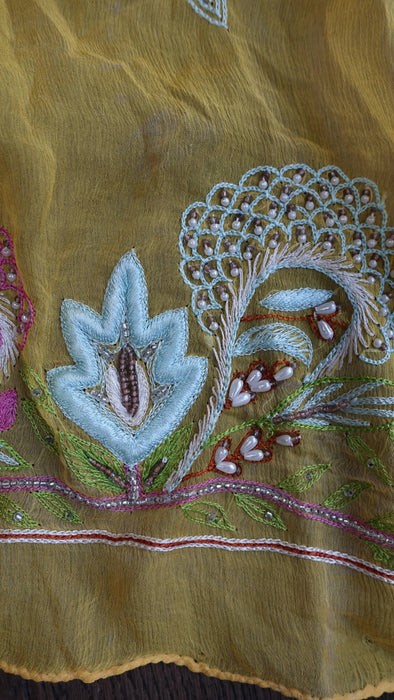 Yellow vintage silk chiffon dupatta with pastel embroidery – corner detail