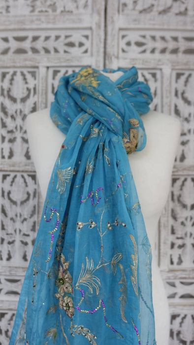 Bright blue zardosi dupatta vintage – close-up of the embellishment