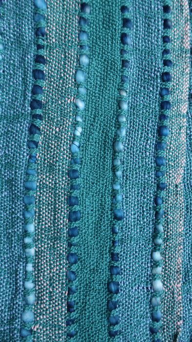 Jade hands and looms winter scarf – corner detail