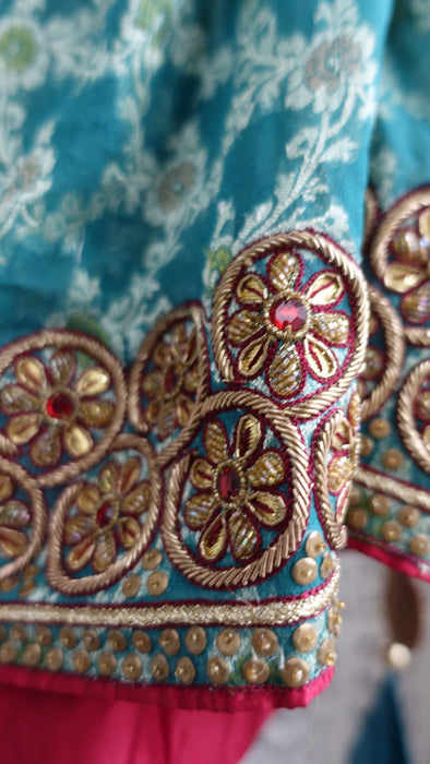 Jade wide zardosi bordered dupatta with silk tassels – corner detail