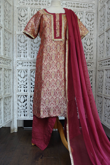 Maroon Brocade Trouser Suit - UK 12/EU 38 - Preloved