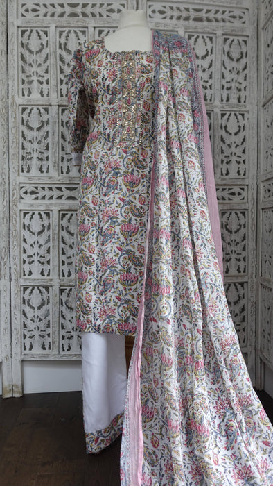 Floral Cotton Printed Suit - UK 14 / EU 40 - Preloved