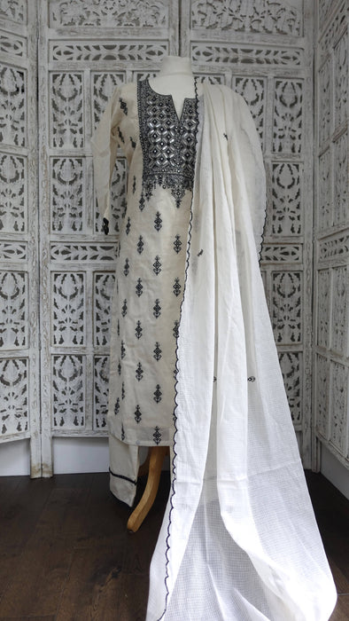 Cream And Black Trouser Suit - UK 14 / EU 40 - New
