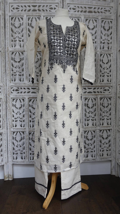 Cream And Black Trouser Suit - UK 14 / EU 40 - New