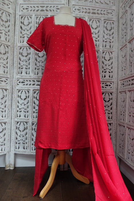 Red Silk Salwar Kameez - UK 14 / EU 40 - Preloved