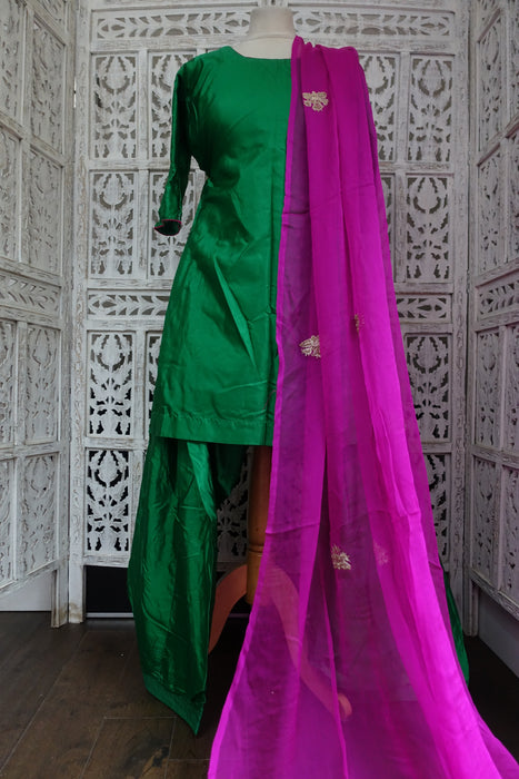 Green Silk Salwar Kameez With Vintage Dupatta - UK 12 / EU 38 - Preloved