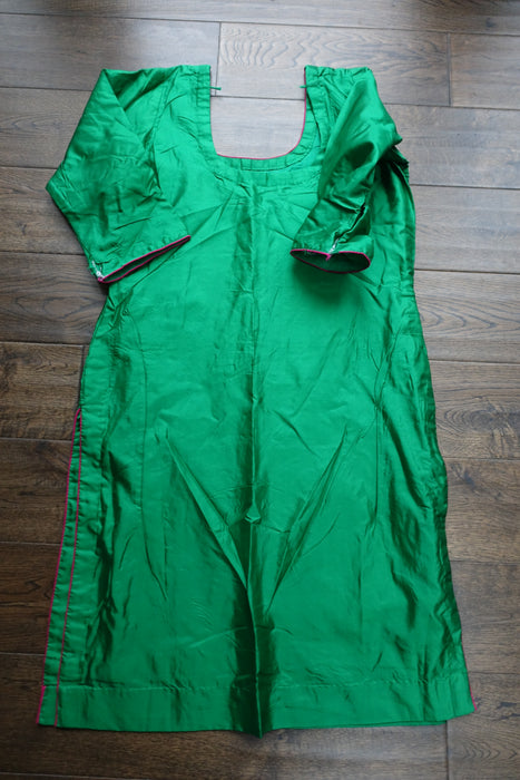 Green Silk Salwar Kameez With Vintage Dupatta - UK 12 / EU 38 - Preloved